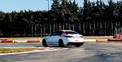 Pilota alla guida di una Alfa Giulia nel circuito automobilistico di Magione