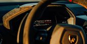 Supercar Lamborghini Huracán Sterrato durante una sessione di guida sportiva