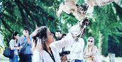 Partecipanti all'esperienza di falconeria a Vicenza con un rapace sul guanto dell'istruttore