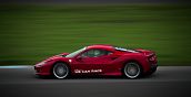 Ferrari F8 Tributo sportiva in accelerazione sulla pista di Limatola, Campania