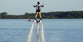 Partecipante al flyboard in Puglia sul Gargano