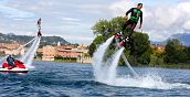 Volare sopra l'acqua con il flyboard sul lago di Garda