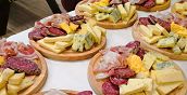 Assaggio di salumi e formaggi prodotti in malha in Piemonte