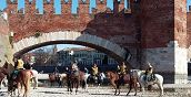 Gruppo di partecipanti alla passeggiata a cavallo a Verona