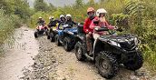 Gruppo di amici in quad nella natura in Valtellina
