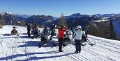Emozionante escursione in motoslitta a Sauris tra natura, neve e sapori friulani