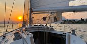 Uscita in barca a vela sul Lago di Garda al tramonto