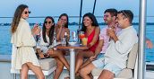 Gruppo di amici che si rilassano con un aperitivo su un catamarano a Venezia
