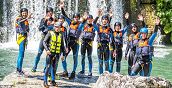 Gruppo di persone in avventura canyoning sul fiume Aventino