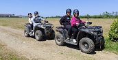 Piloti alla guida di un quad su un tracciato fuoristrada in Monza Brianza
