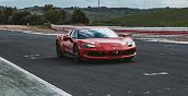 Guidare Ferrari 296 GTB in pista a Pergusa