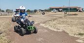 Bambino felice che guida un quad elettrico a Cerveteri