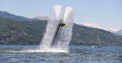 Acrobazie in acqua con il flyboard sul lago Maggiore