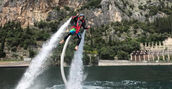 Esperienza di jetpack sul Lago di Garda con vista panoramica