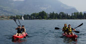 Vista panoramica del Lago di Garda durante escursione in kayak