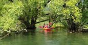Scivolare in kayak parco dell’adda lungo un meandro del fiume, tra acqua e vegetazione