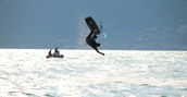 Avventura di kitesurf sulle acque del Lago di Garda