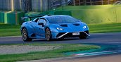 Lamborghini Huracán STO affronta una curva durante la guida in pista