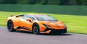 Lamborghini Huracán Tecnica percorre il rettilineo del Mugello Circuit durante un'esperienza di guida sportiva