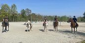 Cavalieri principianti durante una lezione di equitazione a Cerrione