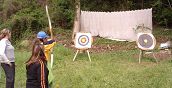 Giovani arceri durante un corso di tiro con l'arco istintivo a Norcia
