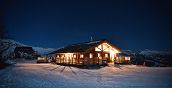 Rifugio tipico delle Alpi Piemontesi innevate