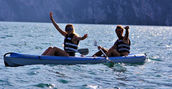 Coppia in kayak che esplora la costa di Riva del Garda