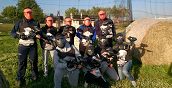 Gruppo di amici che gioca a paintball a Cerveteri