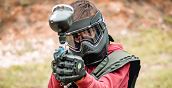 Bambino che spara con un marcatore da paintball depotenziato