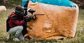 Giocatore di paintball durante una sfida ad alta adrenalina a Frosinone