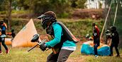 Giocatori durante una partita di paintball a Frosinone, Lazio