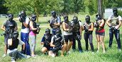 Amici che giocano a paintball a Salerno