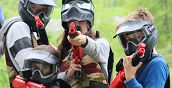 Squadra di ragazzi in una partita di paintball per giovani
