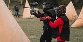 Gruppo di ragazzi con attrezzatura da paintball nel Lazio