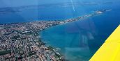 Lago di Garda visto da un aereo durante un battesimo del volo