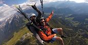 Emozionante volo in parapendio sopra le montagne dell'Alto Adige