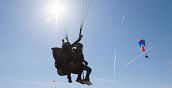 Esperienza di volo in parapendio a Castelsardo con vista sulla città e sulla costa
