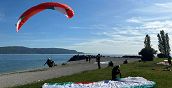 Atterraggio in parapendio sulla spiaggia di Toscolano Maderno, Lago di Garda