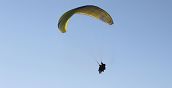 Immagine di un parapendio colorato in cielo sopra Tivoli