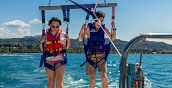 Atterraggio di una coppia dopo l'esperienza di parasailing sul lago di Garda