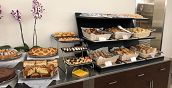 Ricco buffet di colazione dell'AS Hotel a Limbiate