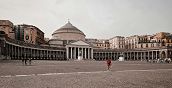 Piazza del Plebiscito a Napoli, tappa dell’avventura investigativa urbana