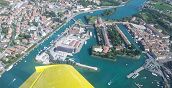 Pilotare un aeroplano sorvolando il lago di Garda