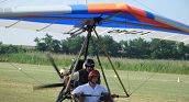 Esperienza di volo in deltaplano a motore sopra la campagna toscana