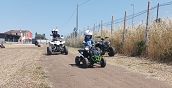 Gruppo di bambini pronti a partire con quad elettrici a Cerveteri