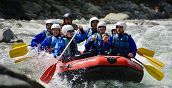 Gruppo di amici che pratica rafting in Valsesia