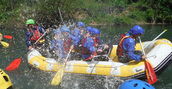 Adrenalina pura con il rafting a Rieti in un paesaggio naturale