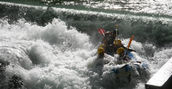 Gruppo di persone durante un'esperienza di rafting sul fiume Aurino