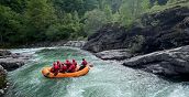 Gommone da rafting durante un’esperienza avventurosa sul Brembo
