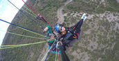 Emozione unica del parapendio in Sardegna sopra paesaggi naturali